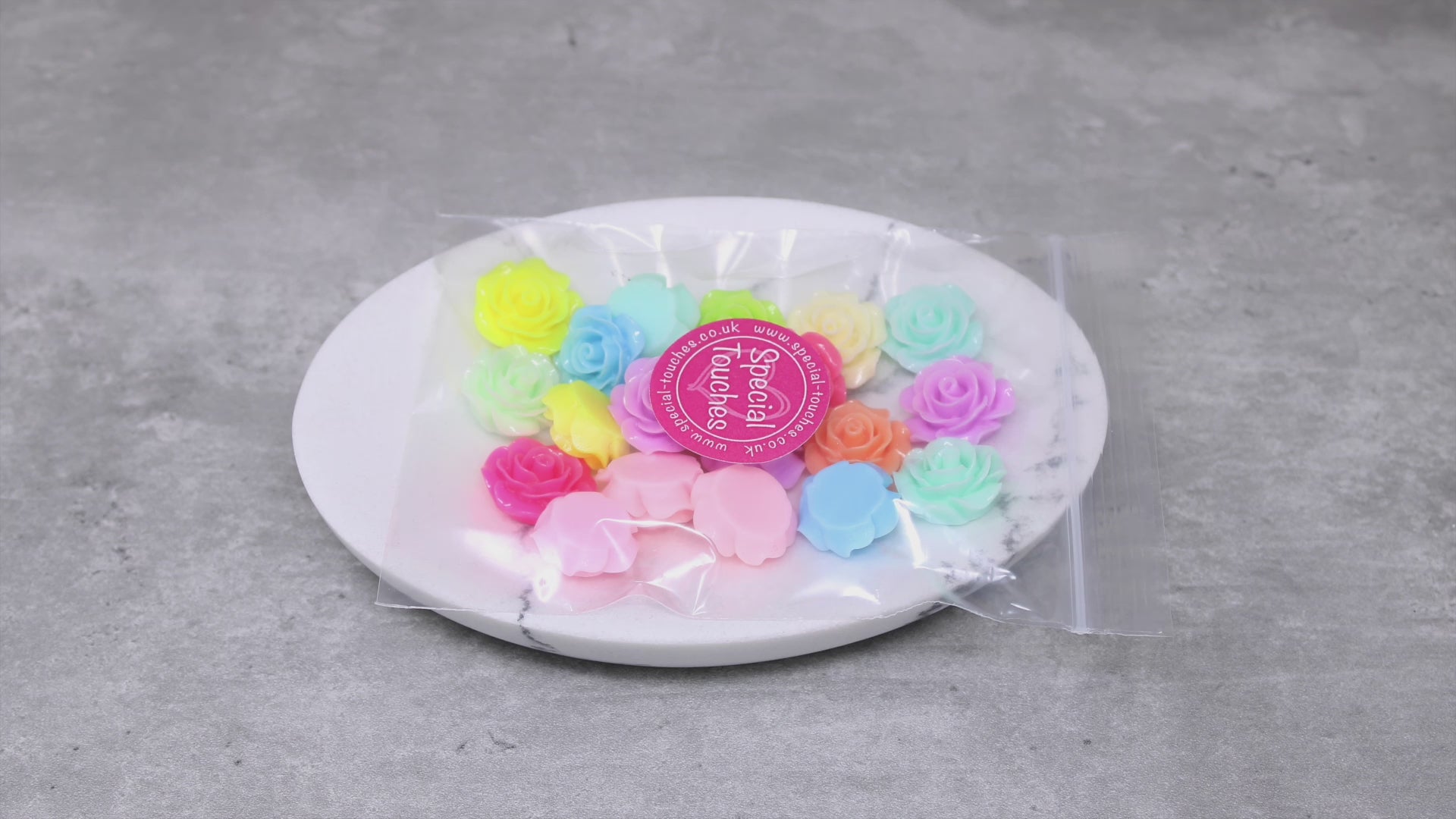 Add a touch of timeless elegance to your crafting endeavors with these shabby chic resin rose flatbacks. With an intricately detailed design and a delightful rose shape, these flatbacks are an essential addition to any creative project.